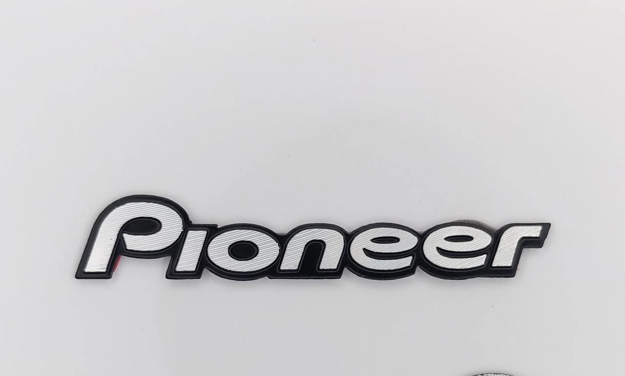 Эмблема Pioneer на сетку динамика 5,4х1 см. (1693707730)