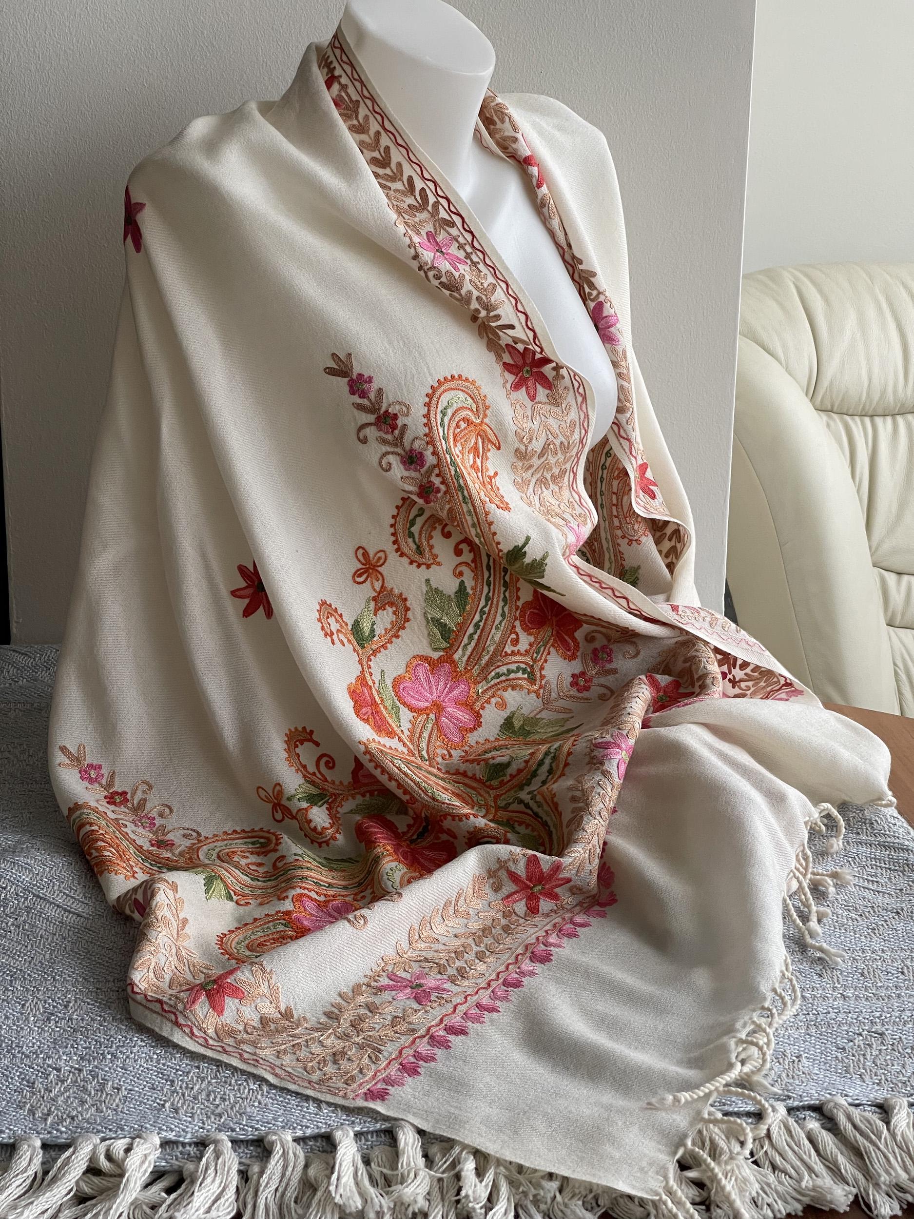 Шаль кашемировая Silk Route a-2339 с вышивкой 200х70 см Белый