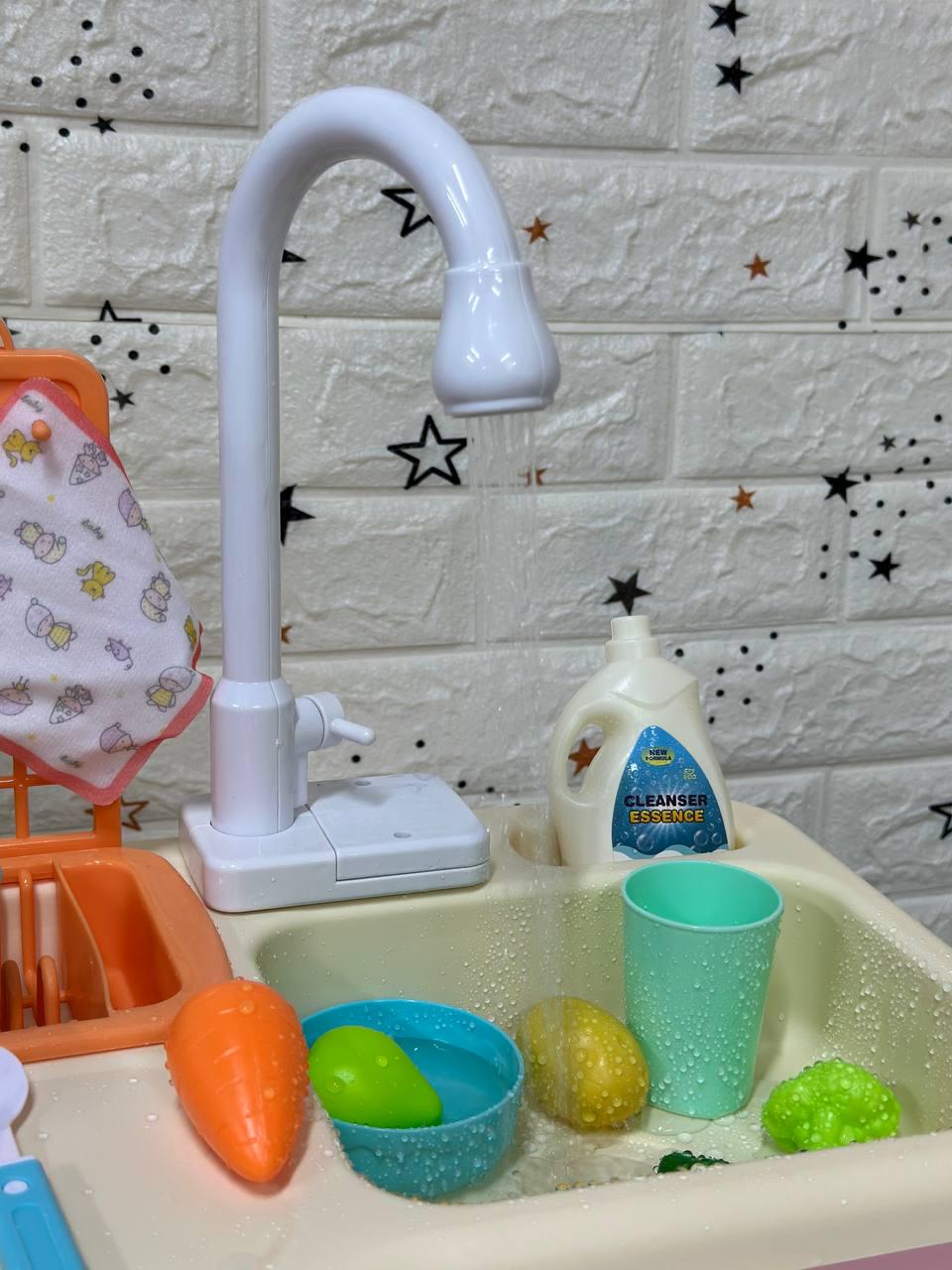 Кухонная мойка с водой / Детская кухня с аксессуарами