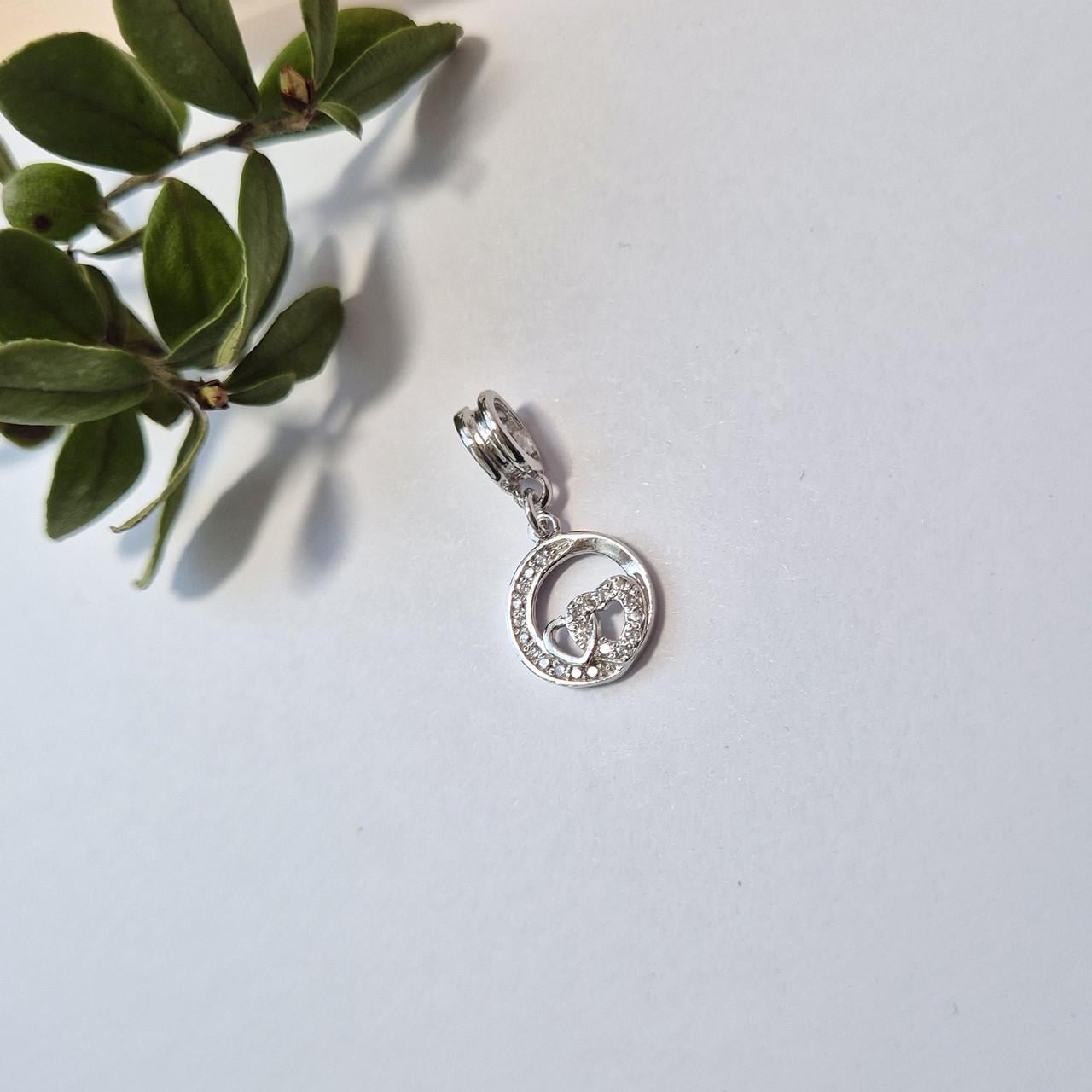 Шарм на браслет круг с 2 сердцами в камнях серебро 925 пробы родированное 1,50 г (889р)