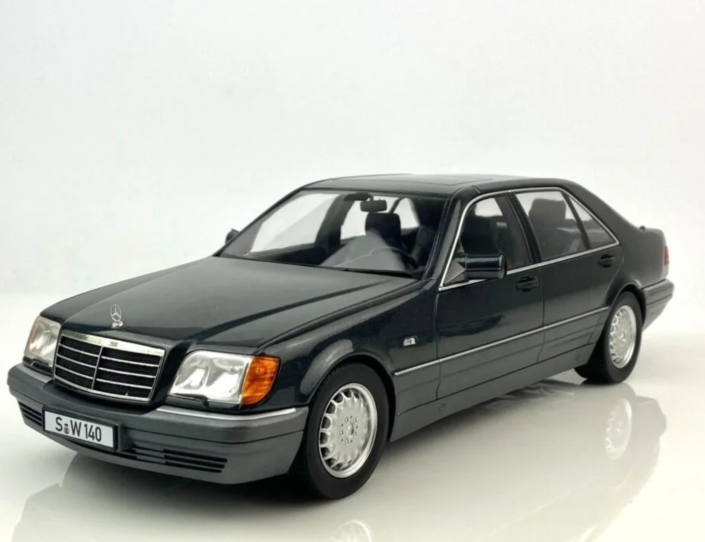 Модель автомобиля iScale 1:18 Mercedes-Benz S500 W140 Black (118000000047)