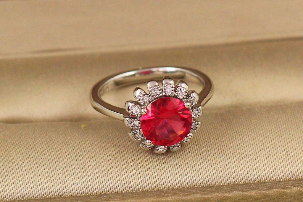 Кольцо Xuping Jewelry Ромашка с малиновым камнем р. 16 Серебристый (32899087)