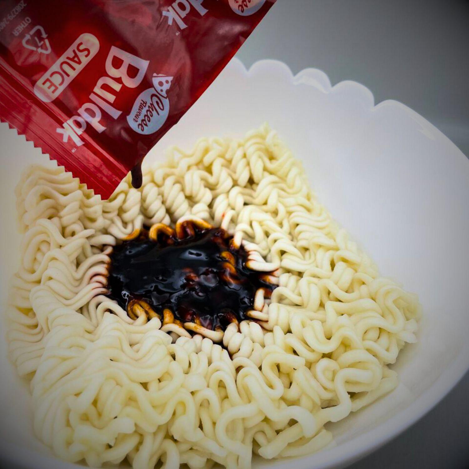 Лапша острая Buldak Samyang Ramen Cheese Chicken с творожным соусом 140 г 5 шт. (BUL-C-C-5) - фото 13