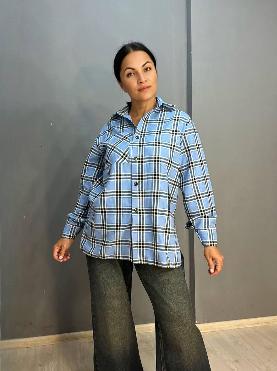Рубашка женская Ariadna 8052 клетчатая оверсайз разрезы по бокам OS голубой (2611)
