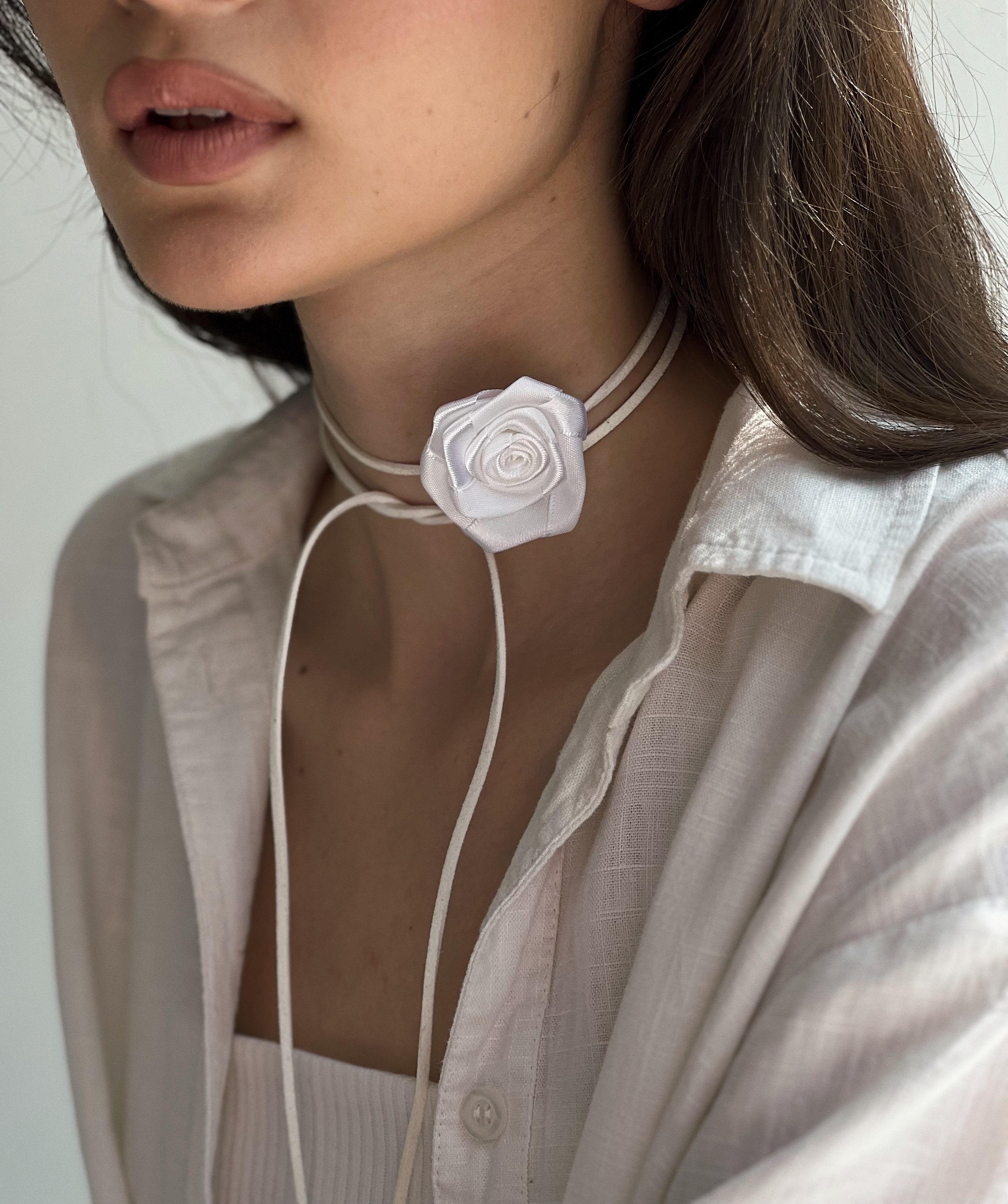 Чокер цветок из атласа на шнурке Белый (10922546)