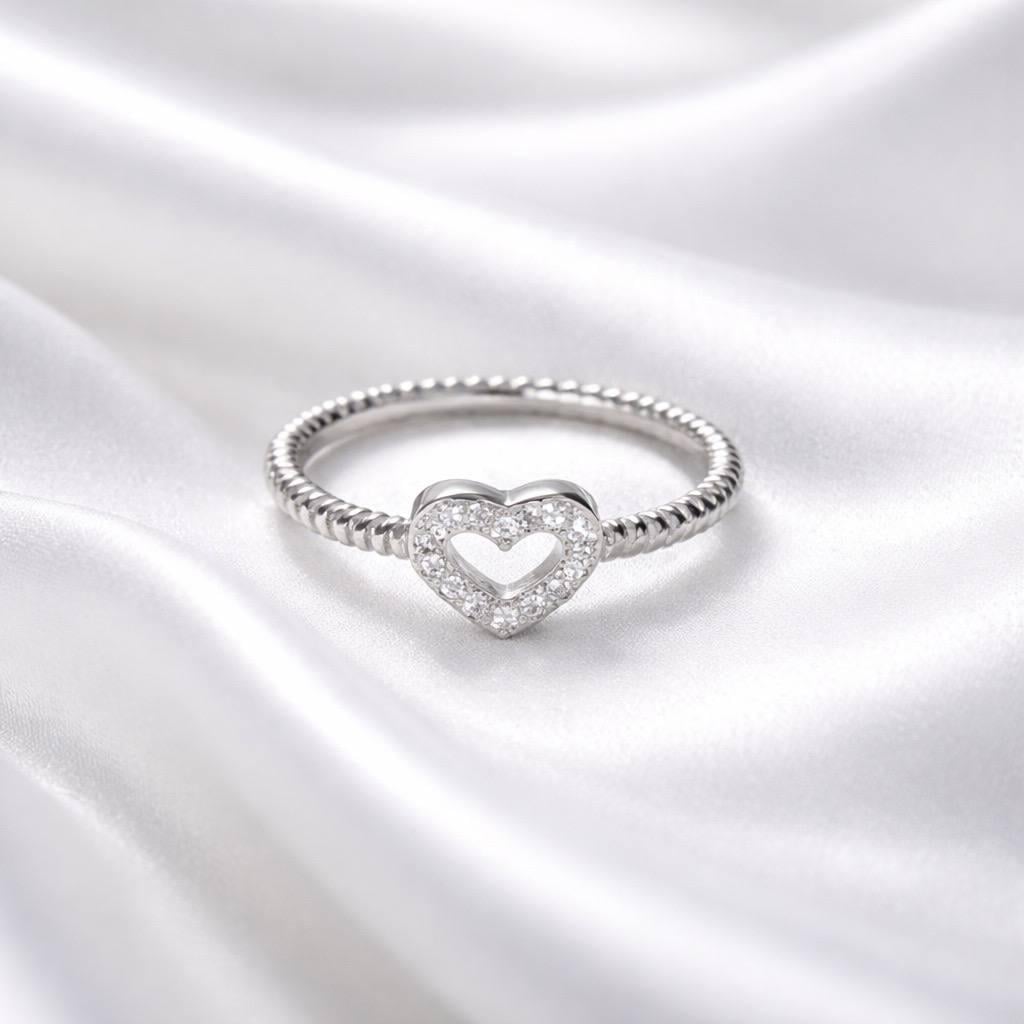 Кольцо серебрянное LoveR с сердцем и инкрустацией прозрачными фианитами р. 19