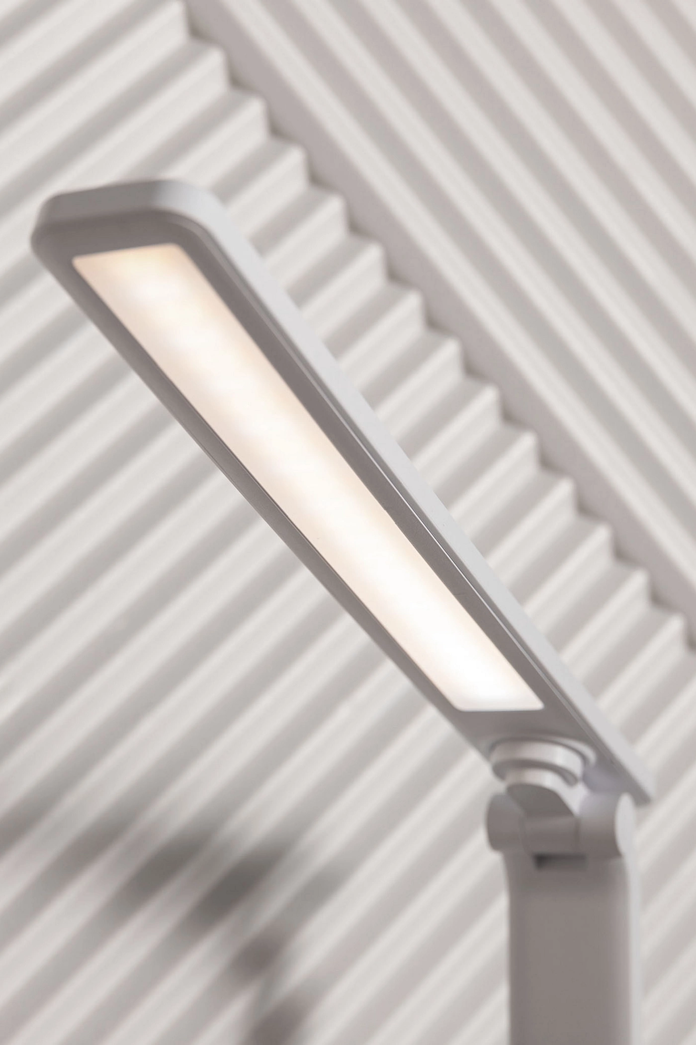 Настільна лампа Zuma Line SM-542-WH 1xLED module max. 5 Вт (SM-542-WH) - фото 7 Настільна лампа Zuma Line SM-542-WH 1xLED module max. 5 Вт (SM-542-WH) - фото 7