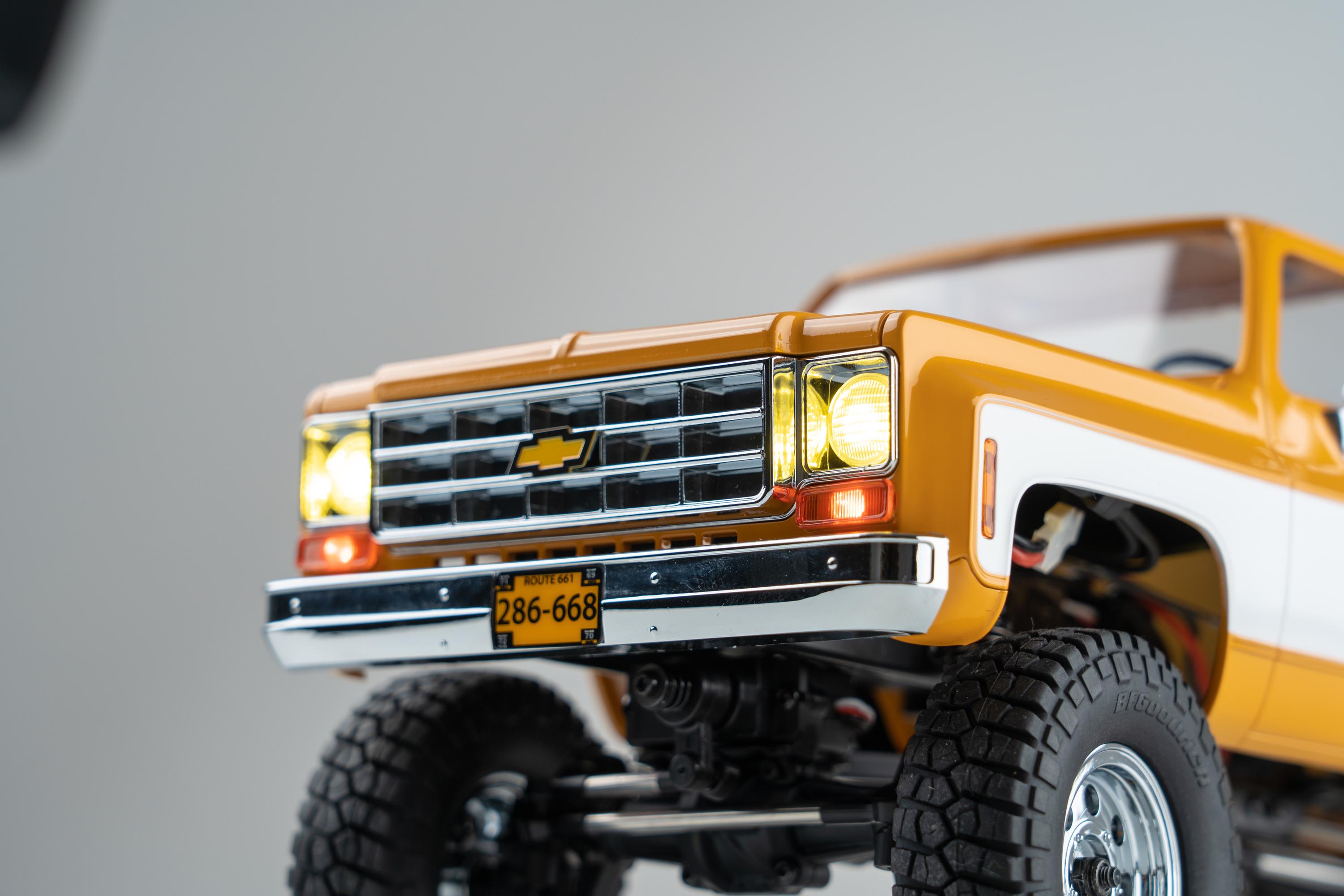 Машинка на радиоуправлении FMS 1:18 Chevrolet K10 RTR Желтый - фото 26 Машинка на радиоуправлении FMS 1:18 Chevrolet K10 RTR Желтый - фото 26