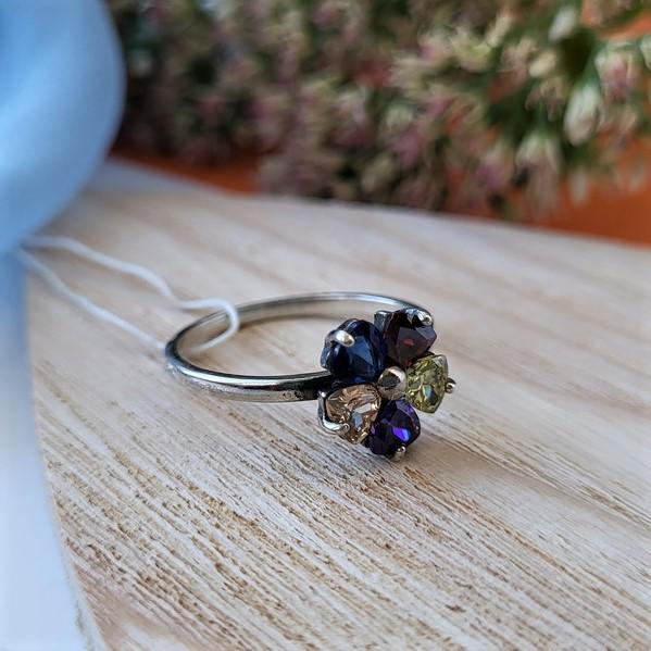 Кольцо женское из серебра Цветок разноцветные камни черненое 925 проба р. 17,5 1,93 г (11088/3)