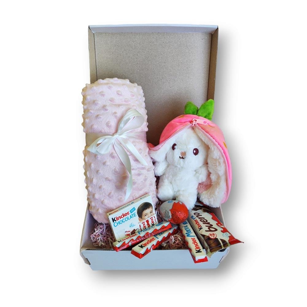 Подарочный набор детский с мягкой игрушкой кролик-клубничка и пледом (GB-0011) - фото 2