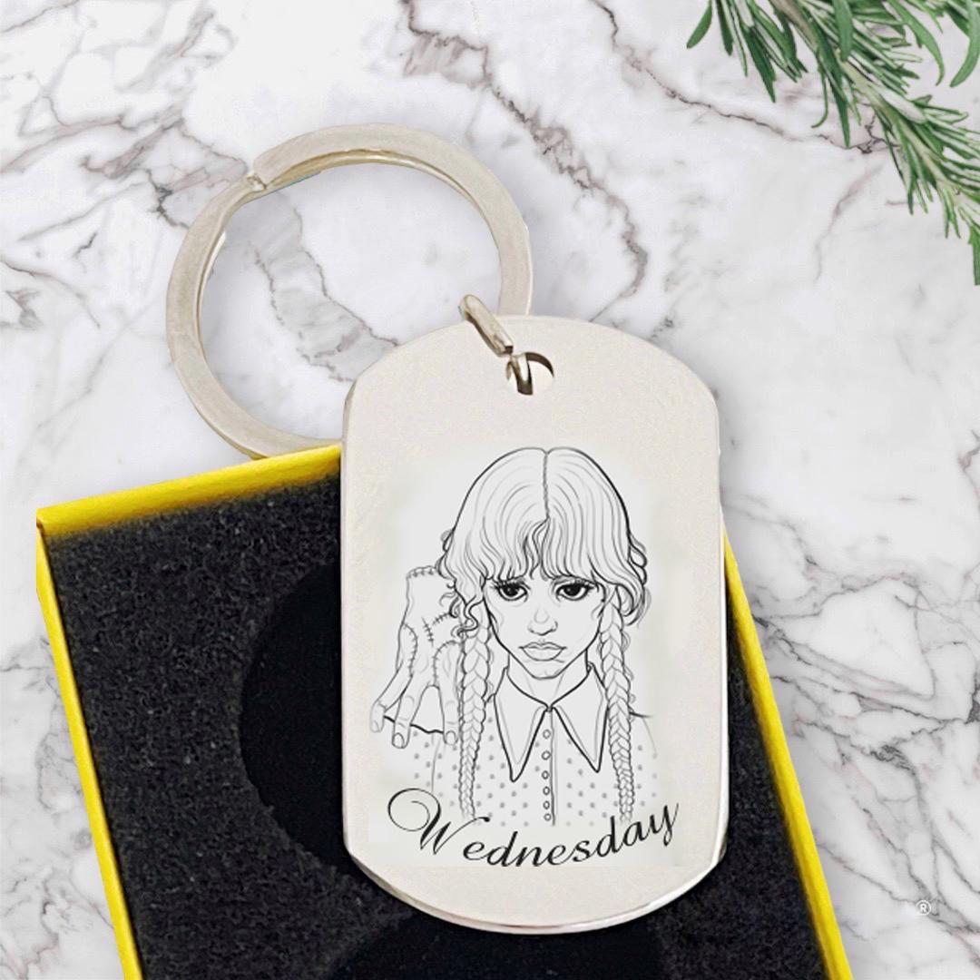 Брелок с гравировкой героини сериала "Венздей" без подвески (Б18006)