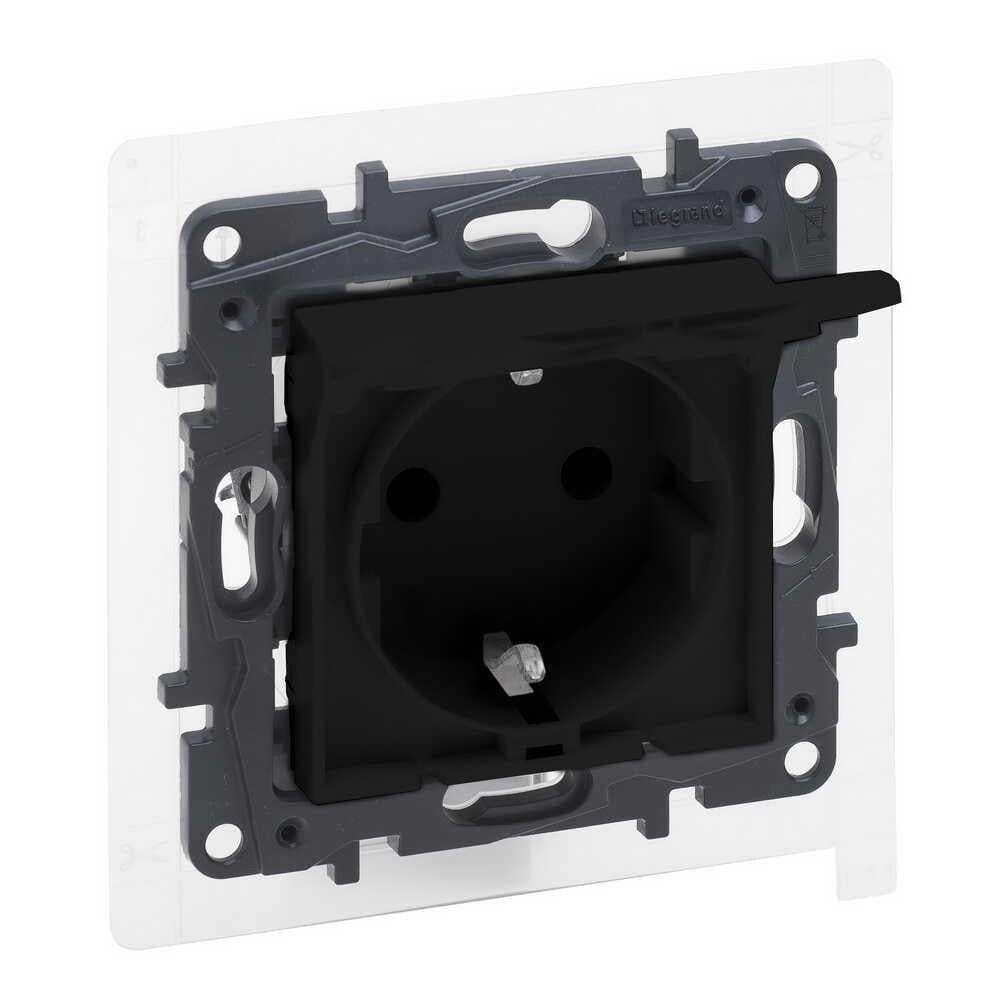 Розетка Legrand Niloe Step 1-ная с заземлением с крышкой Черный (863523)