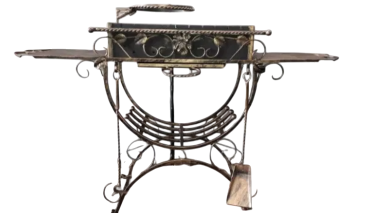Мангал з дровницею на 10 шампурів із бічними столиками/підставкою для казана/совком/кочергою в комплекті (7080)