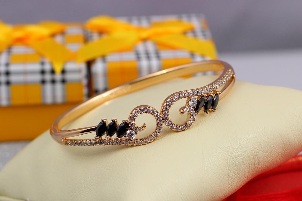 Браслет бэнгл Xuping Jewelry Завитки с черными камнями 60 мм 12 мм на руку 17-19 см Золотистый (1154836980)