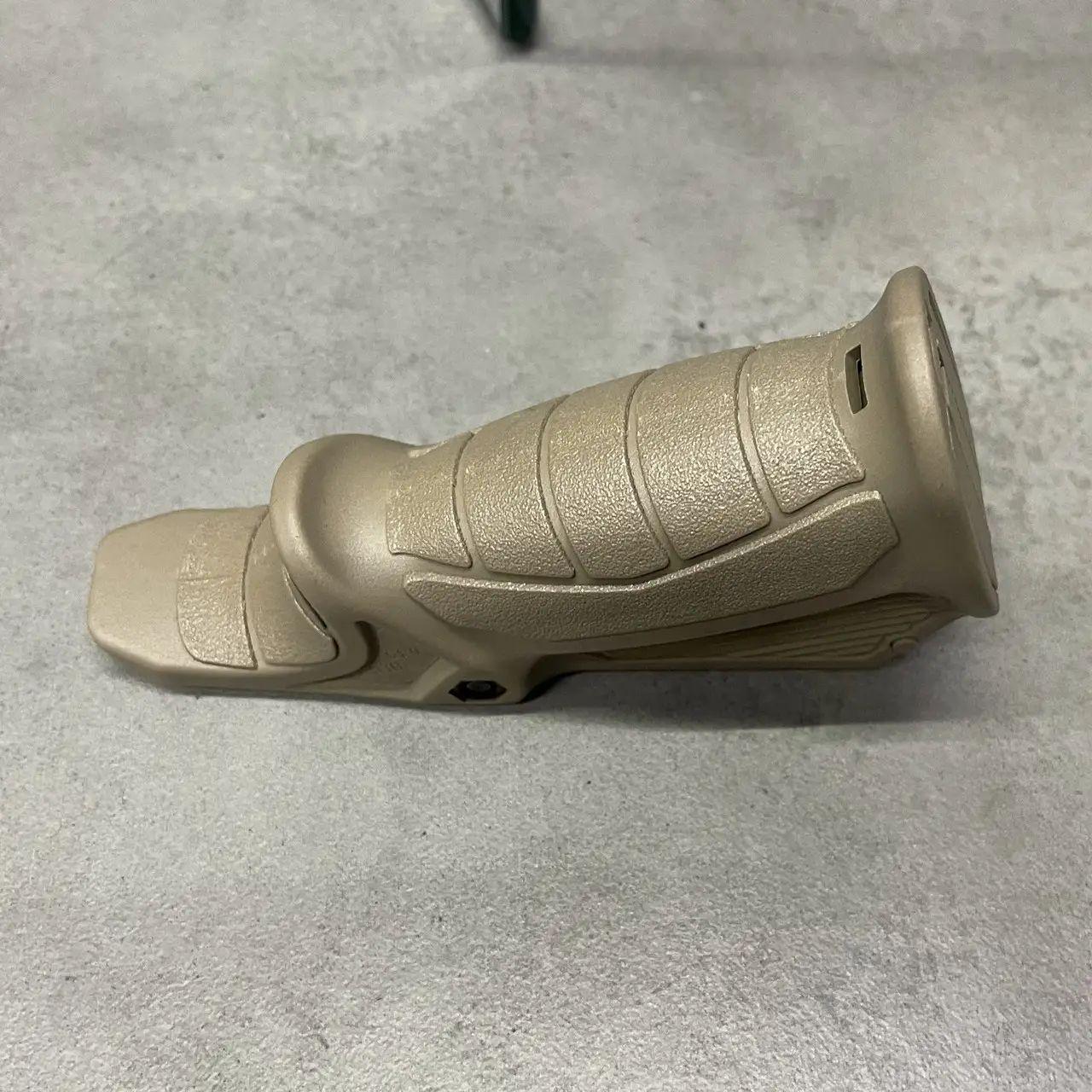 Рукоятка переноса огня DLG Tactical DLG-049 на Picatinny упор на цевье Койот (242496) - фото 7 Рукоятка переноса огня DLG Tactical DLG-049 на Picatinny упор на цевье Койот (242496) - фото 7