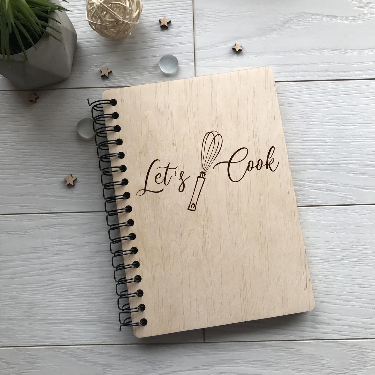 Кулинарная книга в деревянной обложке на спирали "Let's cook"