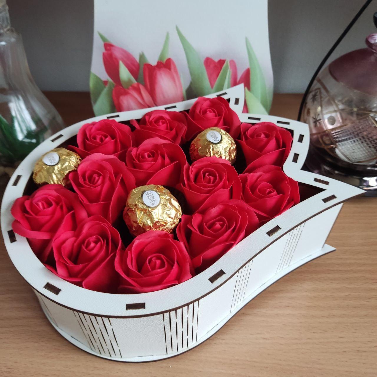 Бокс с конфетами и розами для девушки на день рождения/новый год/8 мрта/день влюбленных (ar136)