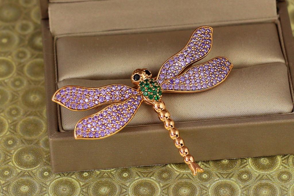 Брошка Xuping Jewelry Бабка з бузковими крильцями 4 см Золотистий (2330624291)
