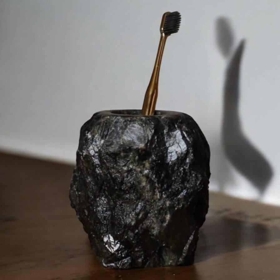 Стакан для зубных щеток из натурального лабрадорита с сине-зелеными кристаллами