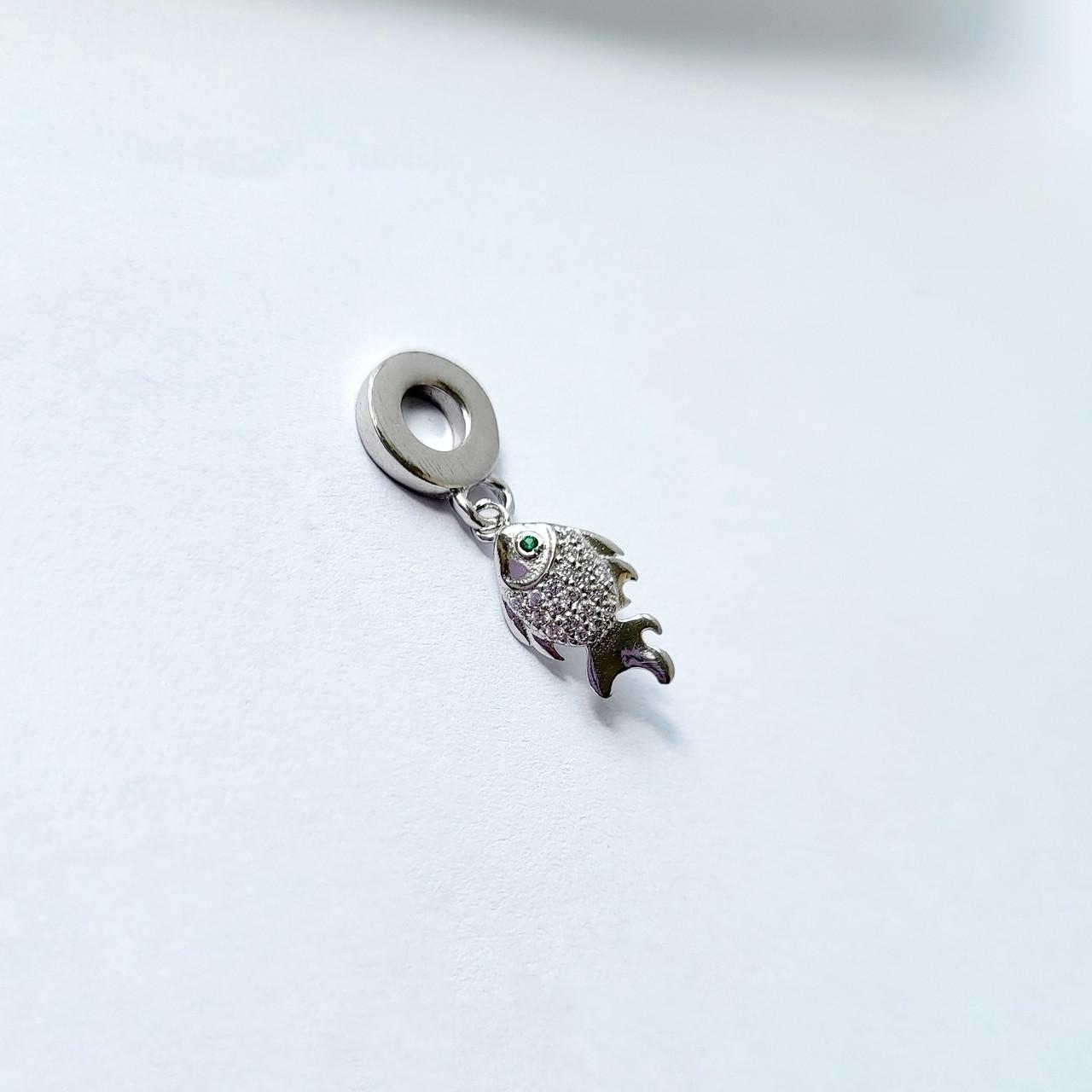 Шарм с подвеской Рыбка с зелеными глазками серебро 925 пробы 1,30 г (830р)