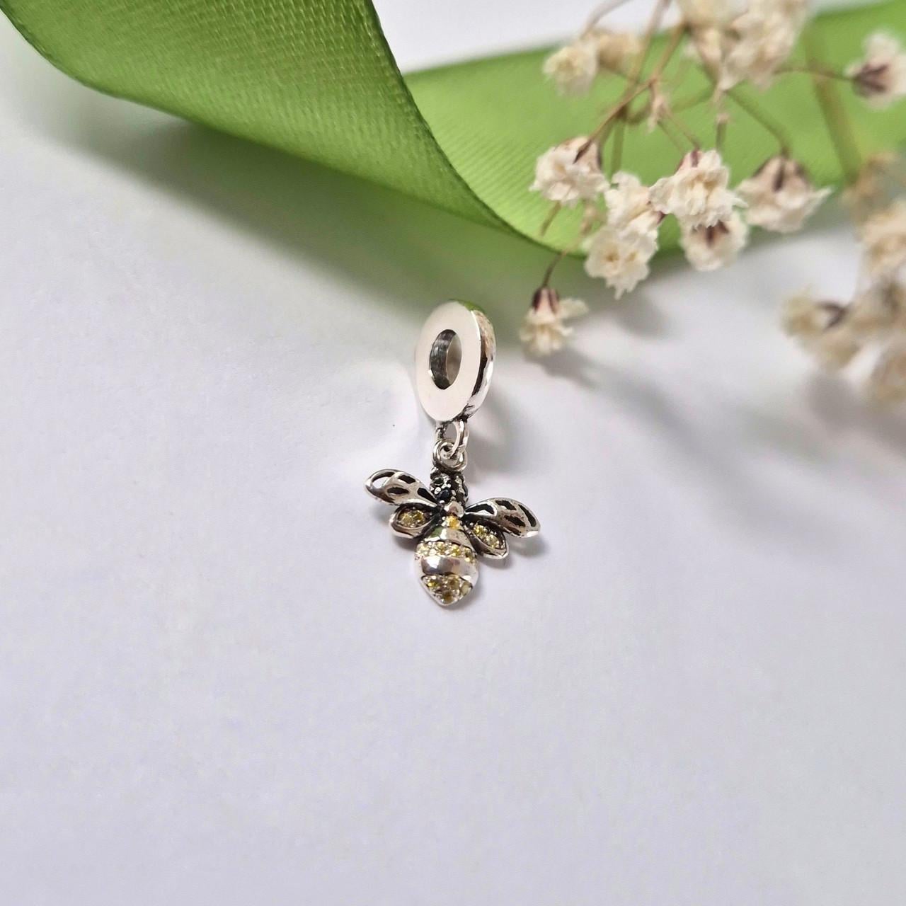 Шарм с подвеской пчелка в камнях серебро 925 пробы черненное 1,50 г (833ч)