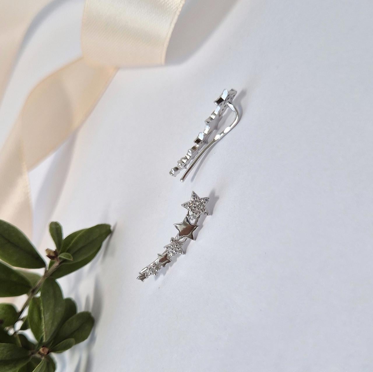 Серьги каффы звезды с белыми камнями серебро 925 пробы родированное 2,40 г (51719р)