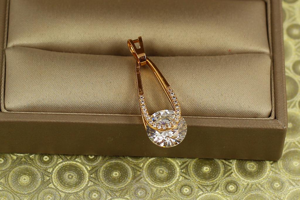 Кулон Xuping Jewelry Адажио с белым камнем 2,1 см золотистый