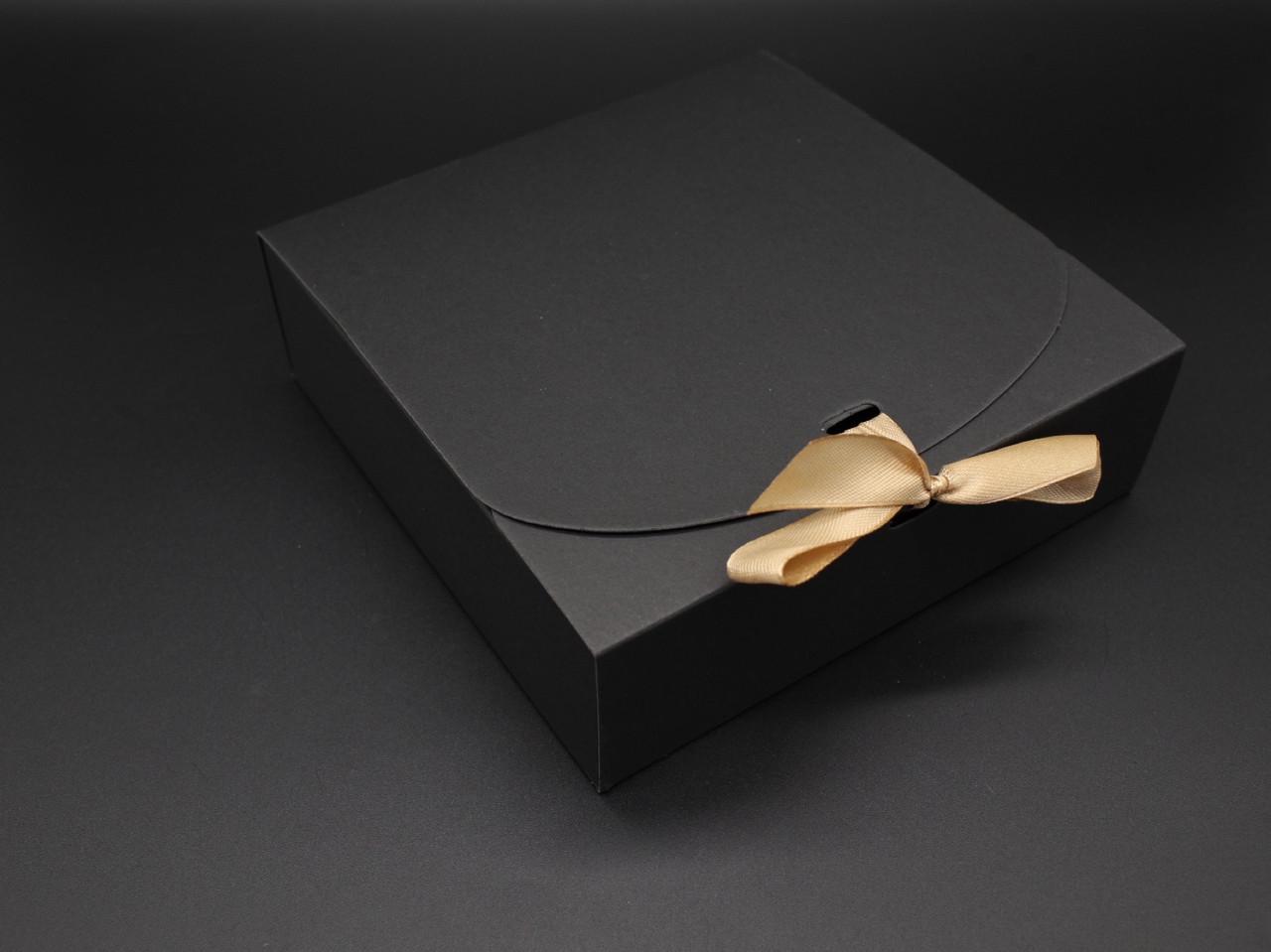 Коробка подарочная с ленточкой сборная с откидной крышкой 16,5х16,5х5 см Черный (OA-29) - фото 4 Коробка подарочная с ленточкой сборная с откидной крышкой 16,5х16,5х5 см Черный (OA-29) - фото 4