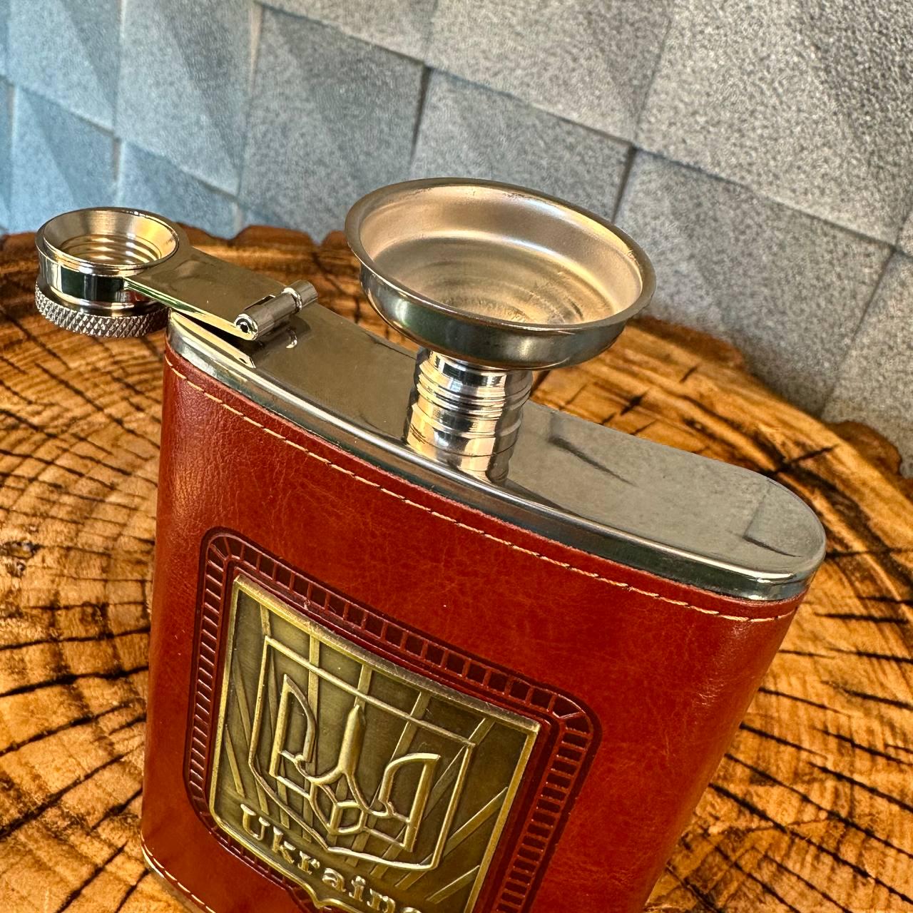 Набор фляга для алкоголя и 4 рюмки с гербом в подарочной коробке (61036) - фото 5 Набор фляга для алкоголя и 4 рюмки с гербом в подарочной коробке (61036) - фото 5