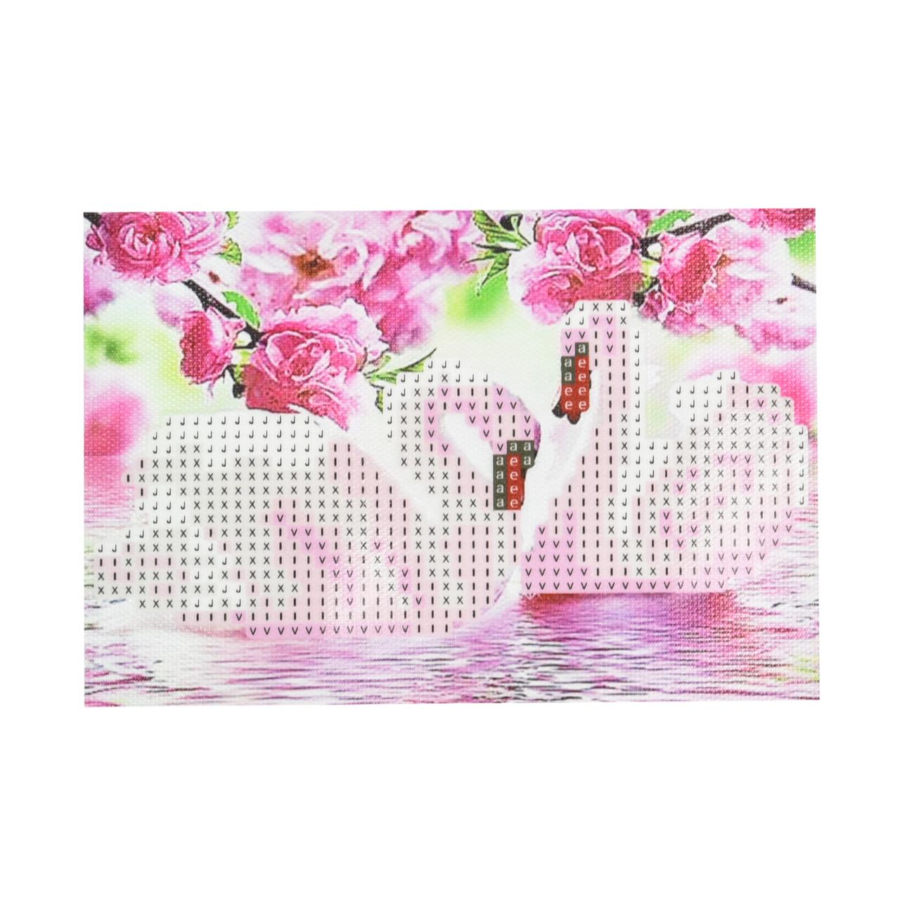 Алмазная мозаика Strateg Пара лебедей среди розовых цветов без подрамника 10х15 см (YAB26246)