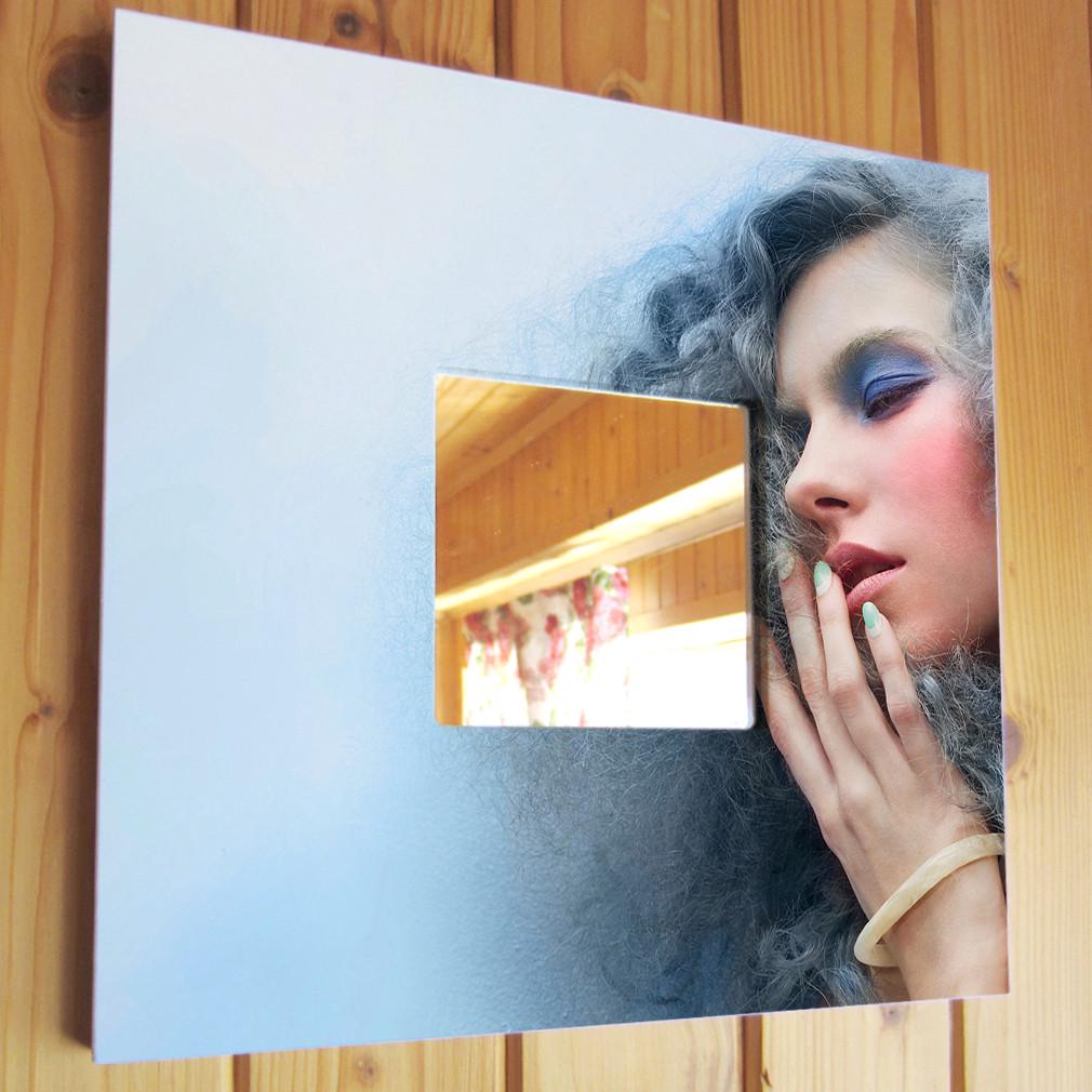 Декоративное зеркало Девушка на голубом фоне 260х260 мм (M00724)