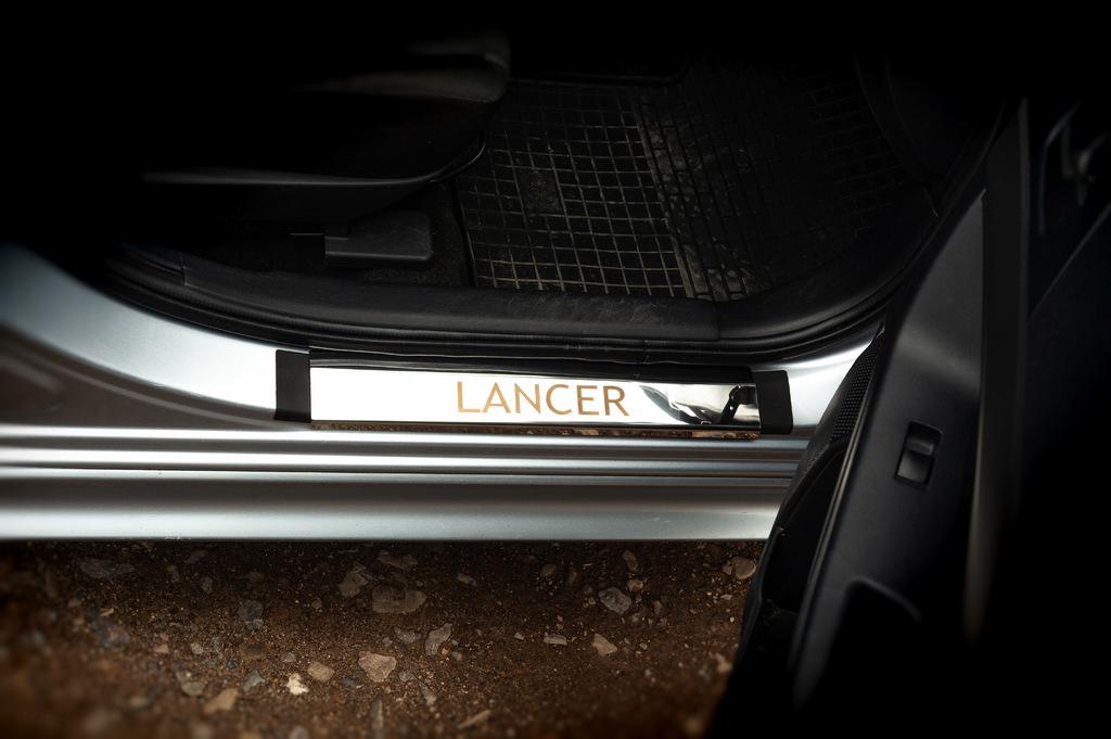 Накладки на пороги Carmos для Mitsubishi Lancer X 2008- гг. нержавеющая сталь Хром Накладки на пороги Carmos для Mitsubishi Lancer X 2008- гг. нержавеющая сталь Хром