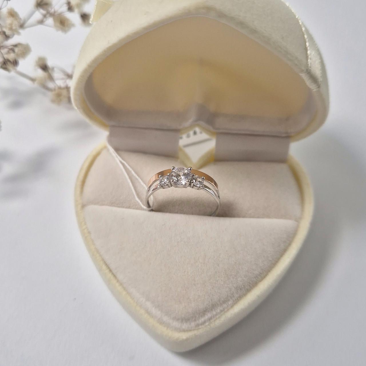 Кольцо с золотой пластиной с белыми камнями р. 19 925 пробы 1,38 г