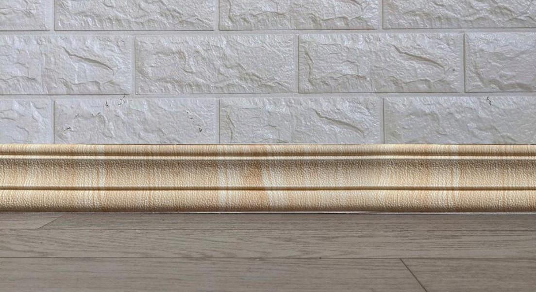 Плинтус самоклеящийся гибкий под дерево Карамельный 2400х80 мм (292)