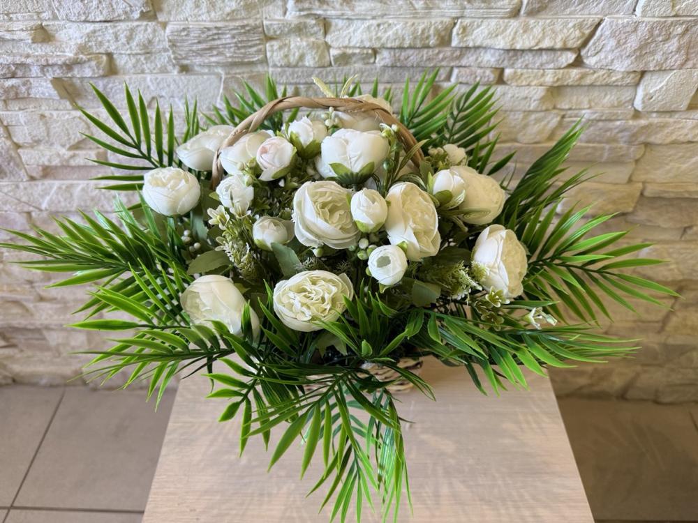 Кошик з лози з букетом троянд Пластмакс Білий (L025)