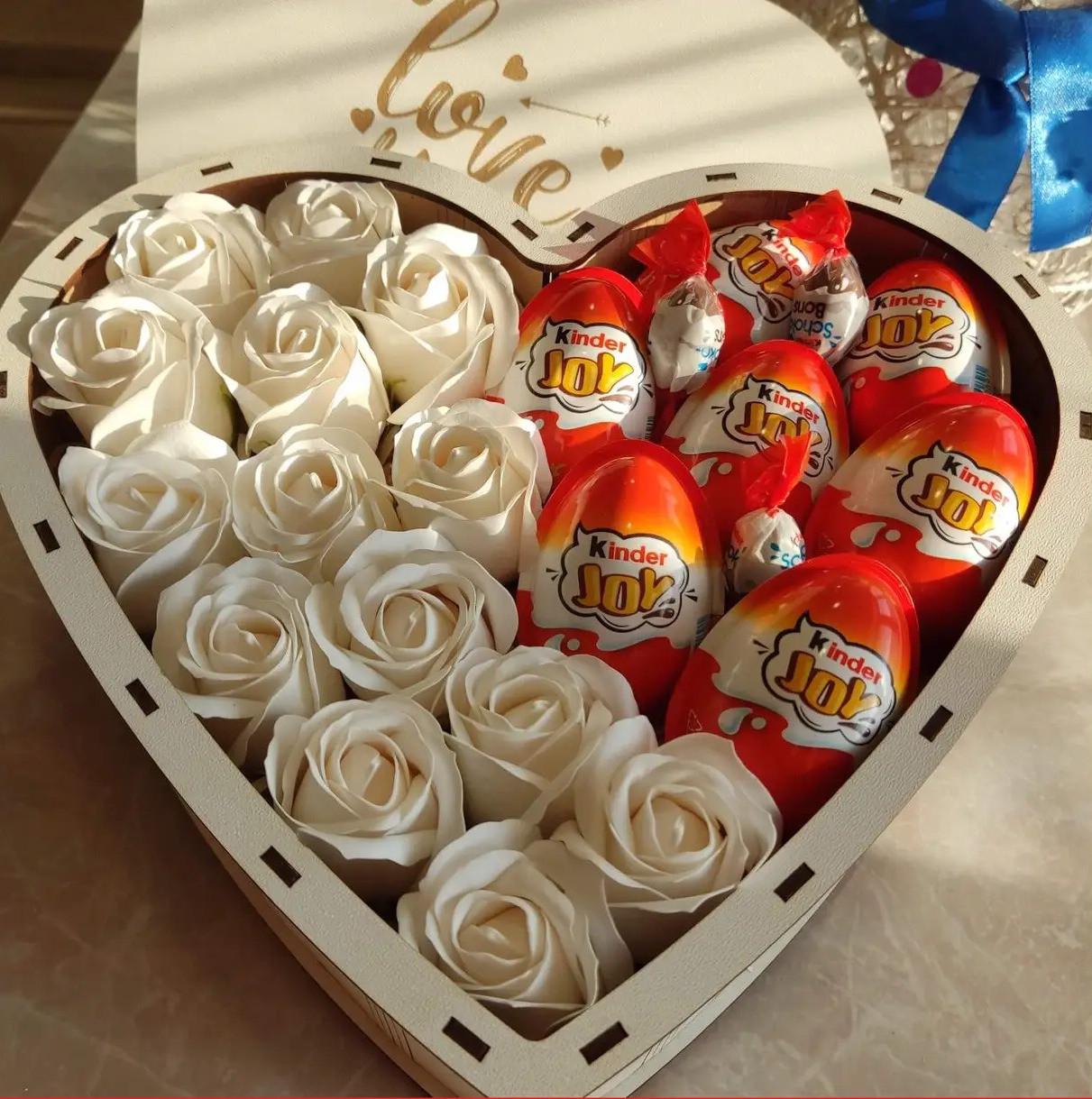 Подарочный бокс из Kinder JOY и роз для девушки на день рождения/день влюбленных/8 марта/праздник (ar22)