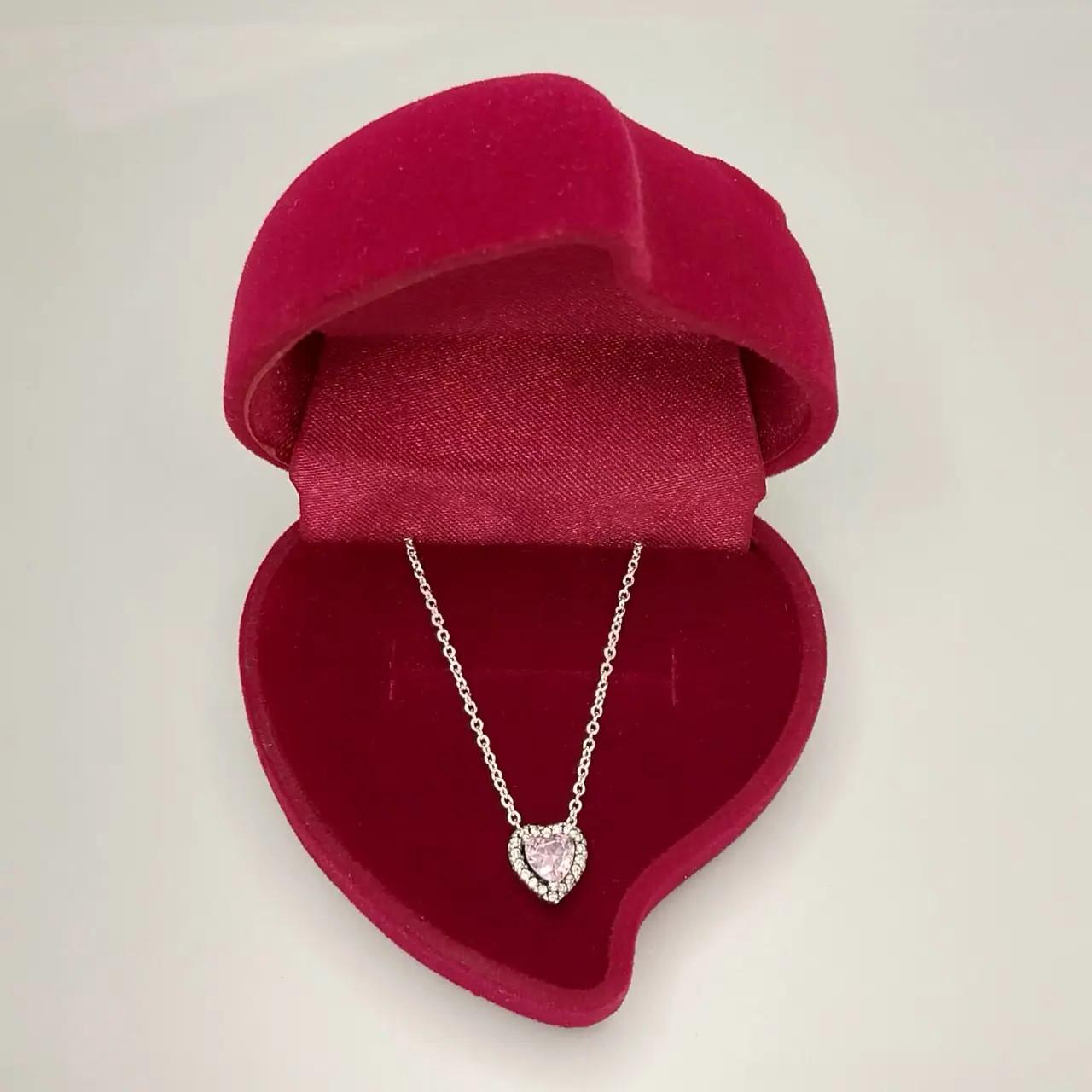 Кулон на цепочке "Нежное сердце" с розовым цирконом в серебристой оправе упакован в бархатную коробочку (82359466) Кулон на цепочке "Нежное сердце" с розовым цирконом в серебристой оправе упакован в бархатную коробочку (82359466)