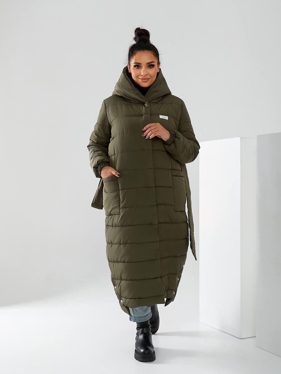 Пуховик длинный Aiza А032 на поясе кнопках молнии и с капюшоном р. 46-48 Хаки - фото 3 Пуховик длинный Aiza А032 на поясе кнопках молнии и с капюшоном р. 46-48 Хаки - фото 3