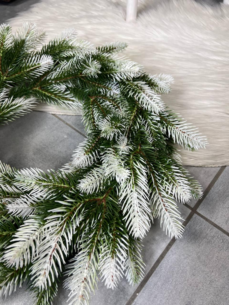 Вінок новорічний Роял зі штучної хвої з білими кінчиками 40 см Зелений (YA678612) - фото 2 Вінок новорічний Роял зі штучної хвої з білими кінчиками 40 см Зелений (YA678612) - фото 2