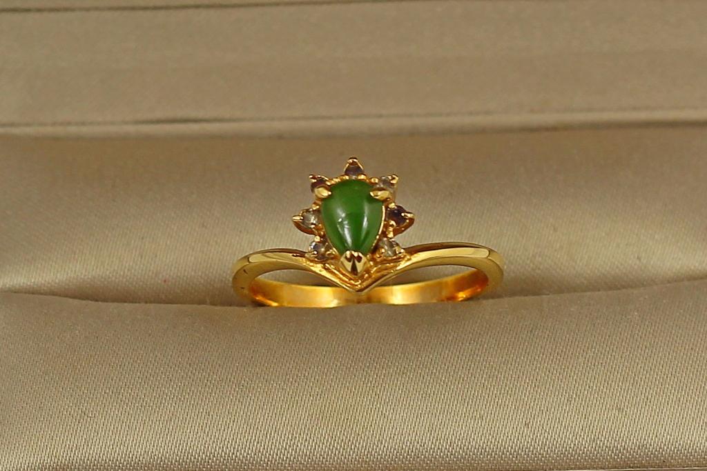 Кольцо малый камень нефрит семь цирконов р. 19 Золотистый (30468867)