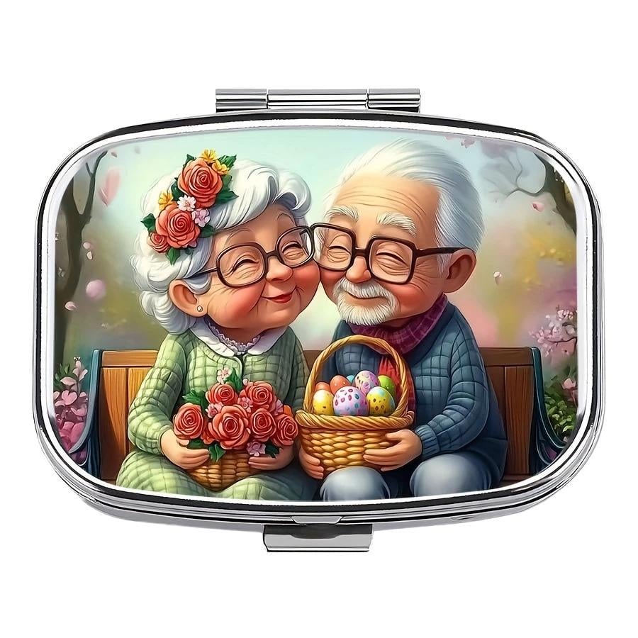 Таблетница Пожилая пара металлическая на два отделения 5,5х4х1,5 см Разноцветный (D-0104)