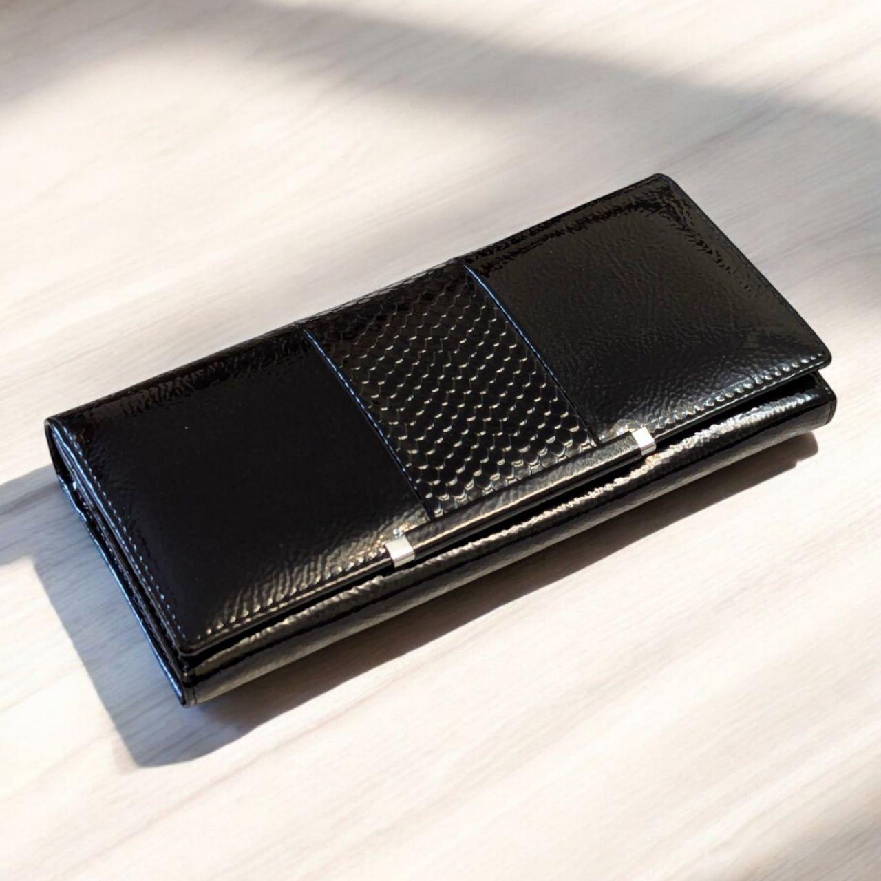 Гаманець жіночий лаковий на магніті з клямкою для дрібниці 19х9,5 см Чорний (К2885) Гаманець жіночий лаковий на магніті з клямкою для дрібниці 19х9,5 см Чорний (К2885)