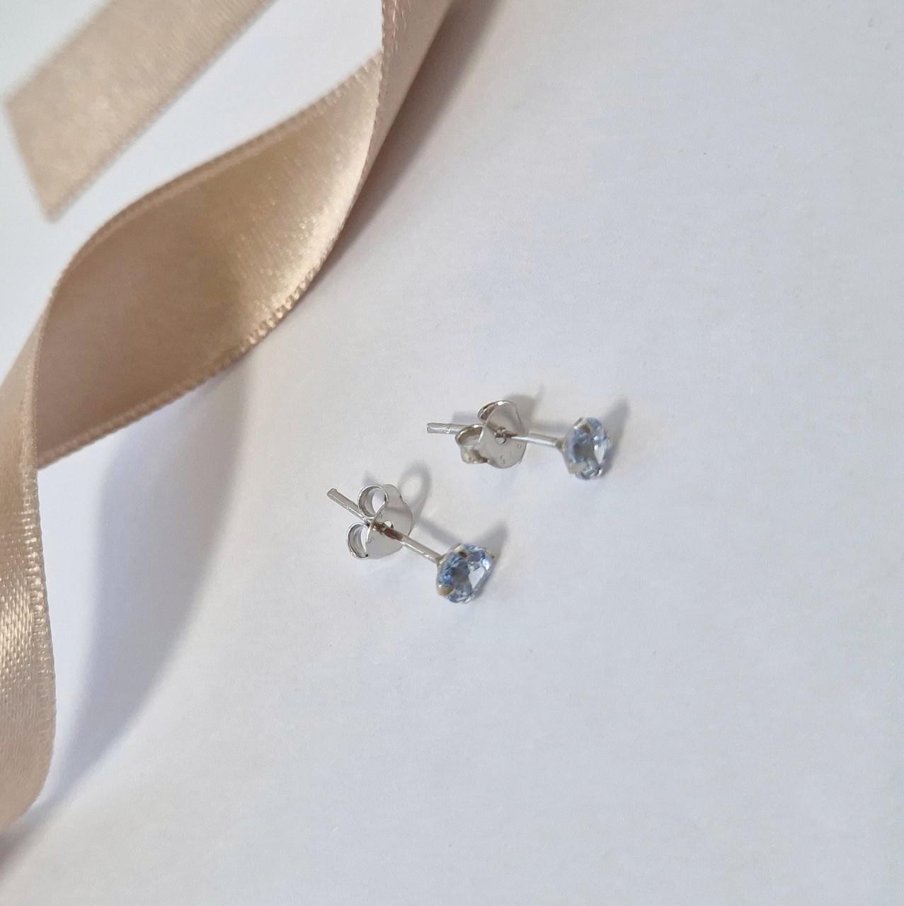 Серьги гвоздики пусеты на фиксаторах со светло-голубым камнем 4 мм серебро 925 пробы родированное (с2фт/603)