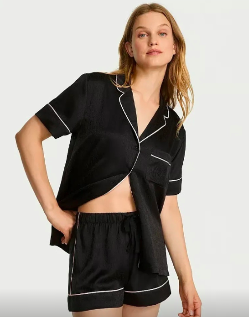 Пижама Victoria's Secret шорты и рубашка Glazed Satin Short Pajama Set Scrip Logo Black