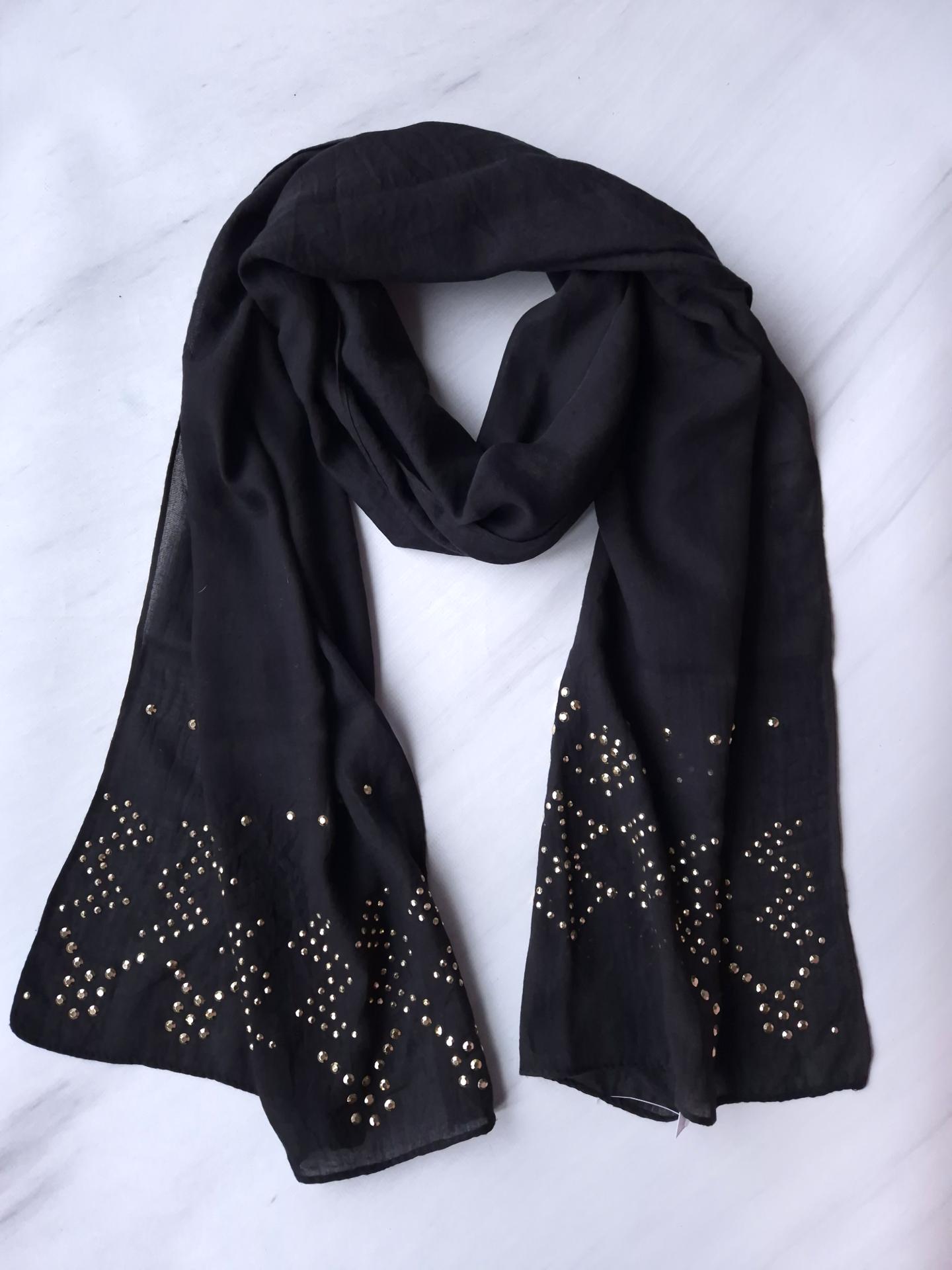 Шарф женский с золотистыми заклепками весна-осень 200х48 см Черный (15072)