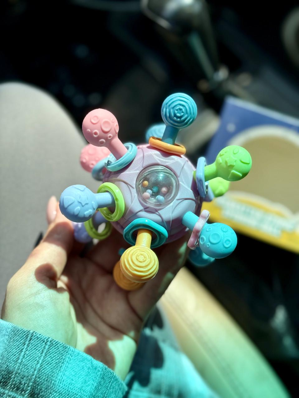 Іграшка для малюків сенсорна розвиваюча Космічний м'яч із різними фактурами та брязкальцем/гризуном (22А) - фото 7 Іграшка для малюків сенсорна розвиваюча Космічний м'яч із різними фактурами та брязкальцем/гризуном (22А) - фото 7