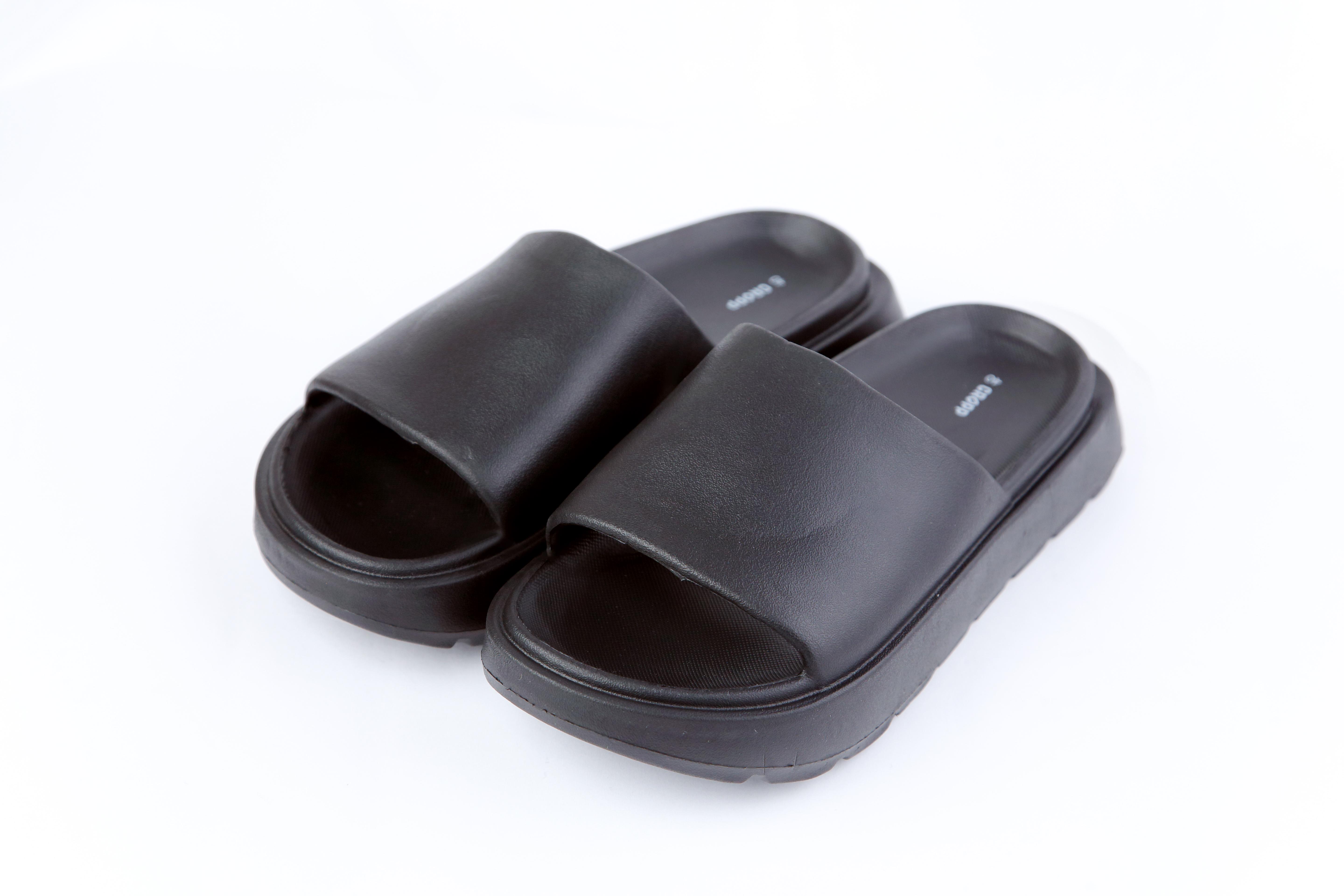 Шльопанці на високій подошві р. 40 Чорний