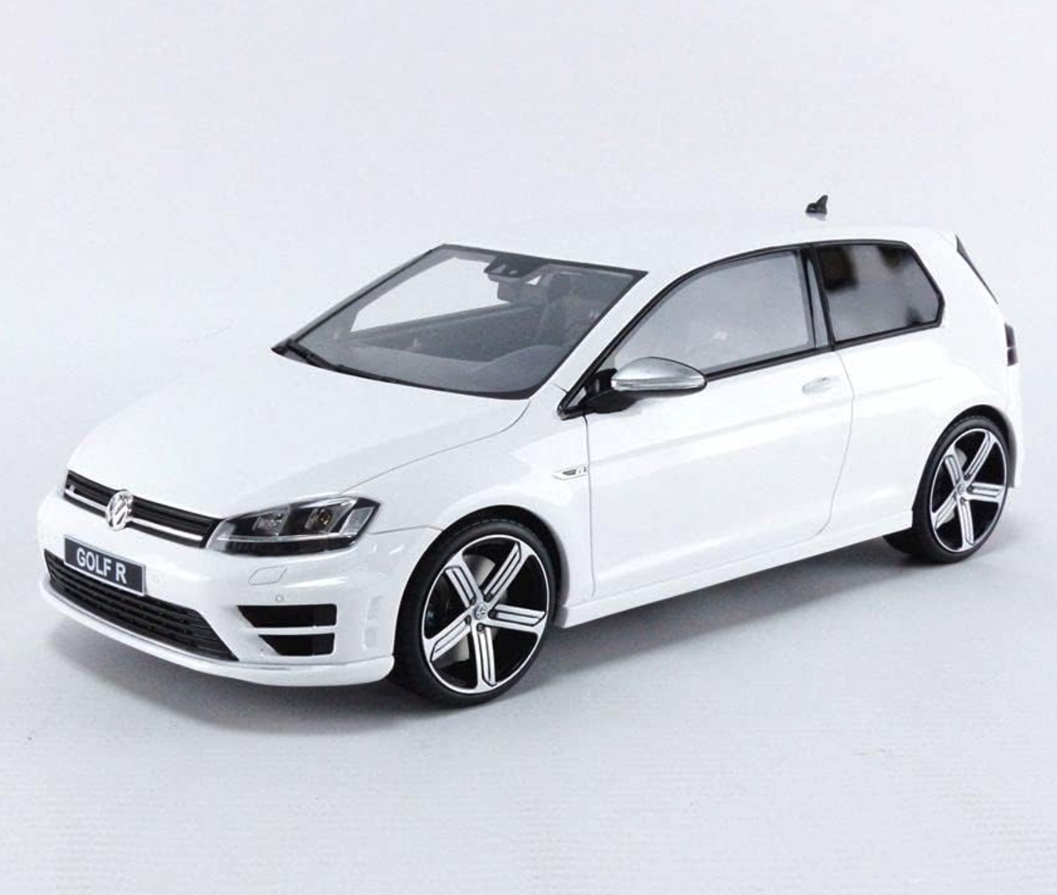 Модель автомобиля OttoMobile 1:18 Volkswagen Golf 7 R 3d Pure White (OT883)