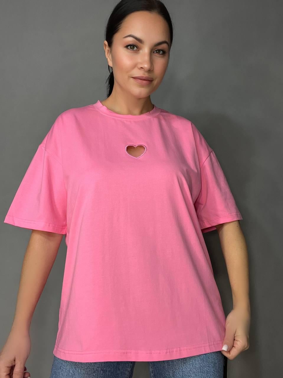 Футболка жіноча A-N 25037 оверсайз подовжена вільний крій виріз серце попереду OS Рожевий (3438)