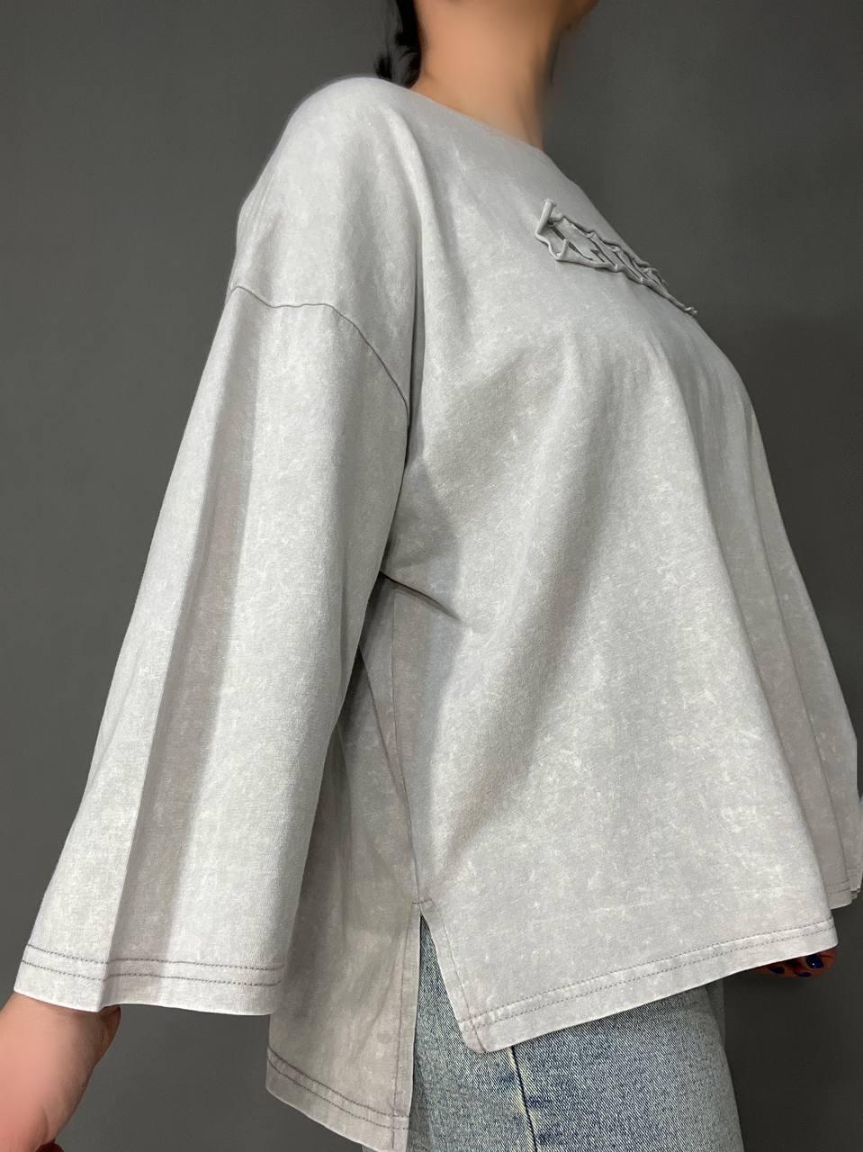 Футболка жіноча A-N 26029 широка варена тай дай довгий рукав 3\4 з вишивкою попереду OS Світло-сірий (4017) - фото 3 Футболка жіноча A-N 26029 широка варена тай дай довгий рукав 3\4 з вишивкою попереду OS Світло-сірий (4017) - фото 3